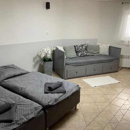 Apartamento Deduv Sklep Hlohovec Exterior foto