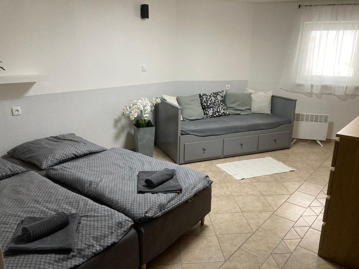 Apartamento Deduv Sklep Hlohovec Exterior foto